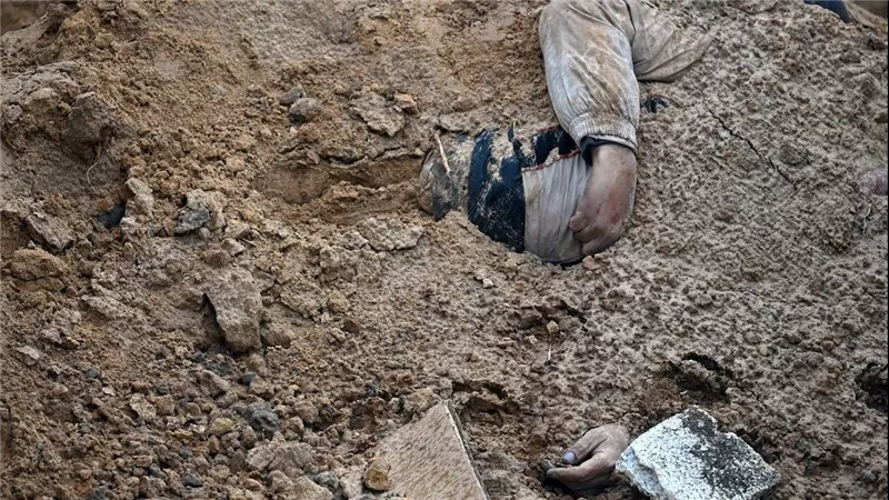  مسؤول محلي يكشف العثور على مقبرة جديدة تضم عشرات المدنيين الأوكرانيين 
