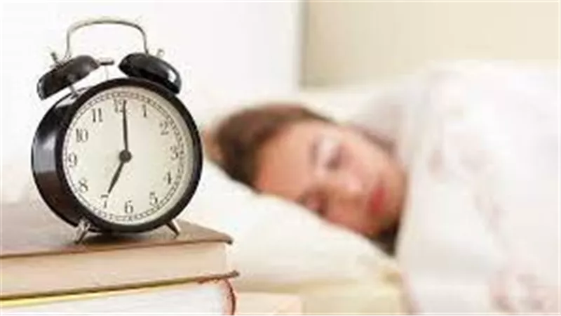ماذا يحدث بسبب النوم أقل من 4 ساعات ليلًا؟.. دراسة تُجيب