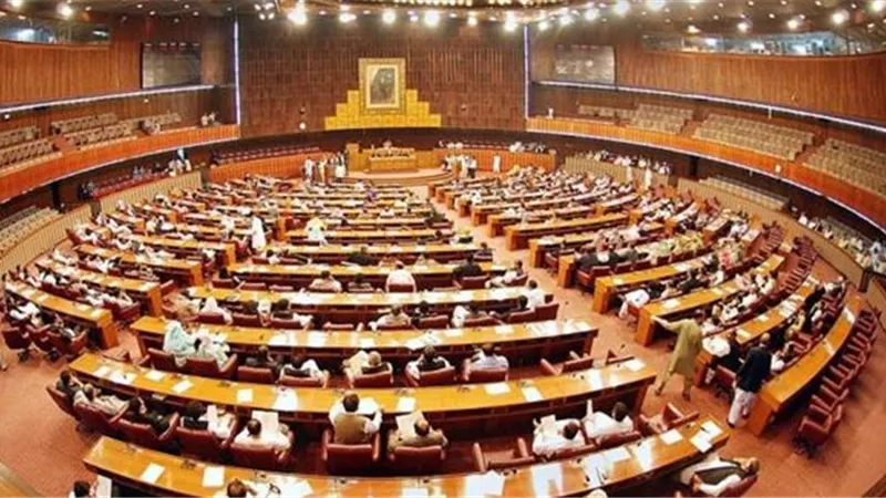 برلمان باكستان يقر تعديل دستورى يمنح الرئيس وقائد الجيش حصانة مدى الحياة