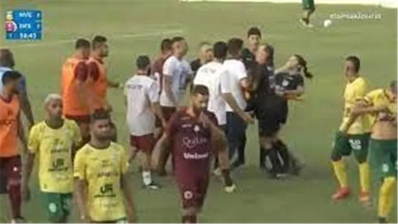 شاهد.. مدرب نادي فيروفياريا البرازيلي يقدم على نطح مساعدة الحكم بعدما فقد أعصابه