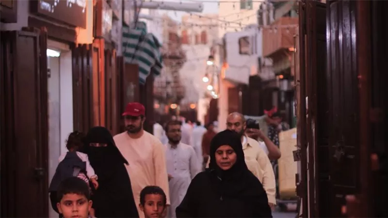السعودية.. المملكة تتيح لحاملي تأشيرتها السياحية أداء مناسك العمرة (صور)