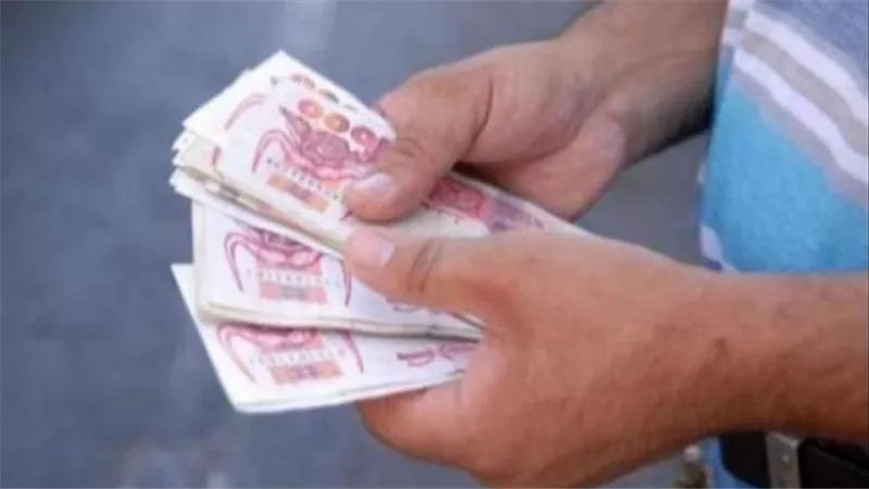 اليوم.. تباين أسعار الدولار واليورو والإسترليني في الجزائر