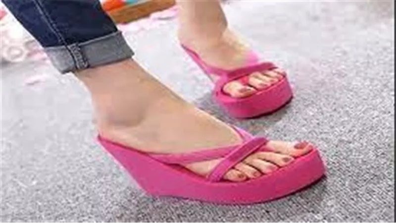 ما هي مخاطر بعض أنواع الأحذية على الرغم من ملاءمتها المخادعة؟
