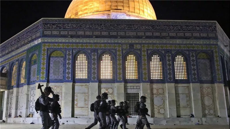 عاجل.. القوات الإسرائيلية تقتحم باحات المسجد الأقصى 
