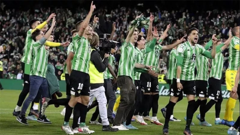  ريال بيتيس يتوج بلقب كأس ملك إسبانيا عقب فوزه على فالنسيا في النهائي بركلات الترجيح 