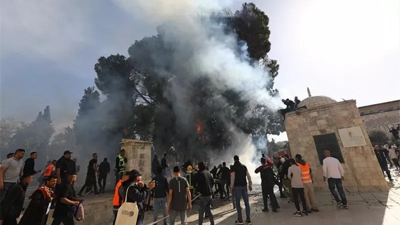 قوات الاحتلال تطلق قنابل الغاز تجاه مصلين بالمسجد الأقصى