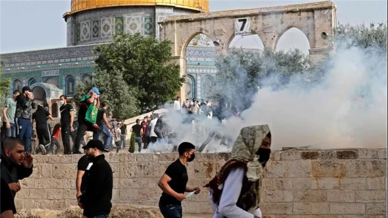  تقارير إعلامية فلسطينية: إطلاق القوات الإسرائيلية قنابل الغاز تجاه المصلين في باحات المسجد الأقصى
