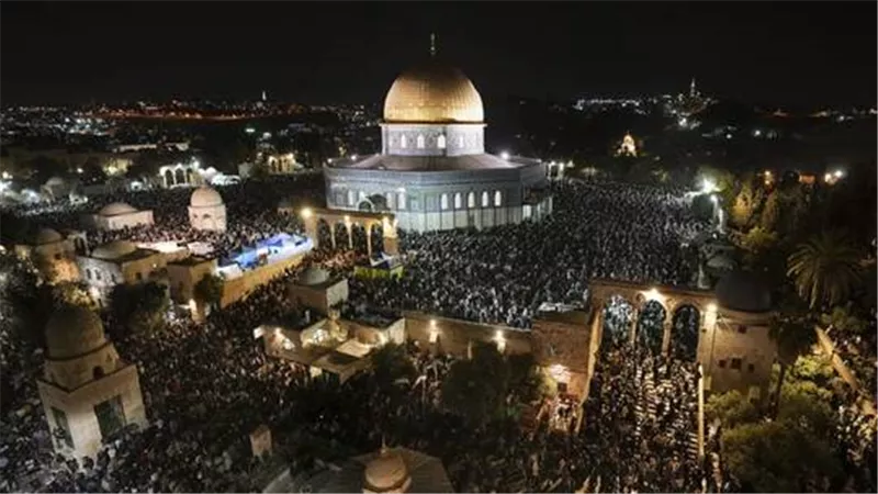 220 ألف مصل يؤدون صلاة التراويح في المسجد الأقصى