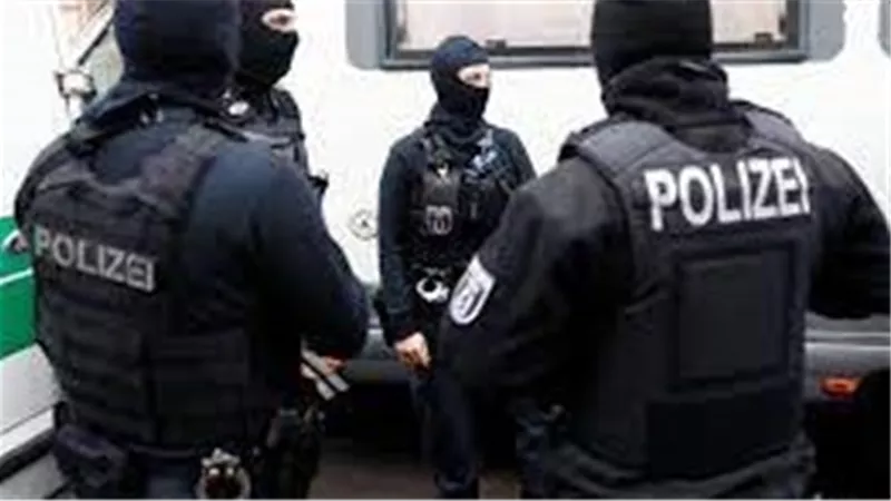 متظاهرون يشعلون النار بحاجز في لايبزيج شرقي ألمانيا عشية عيد العمال