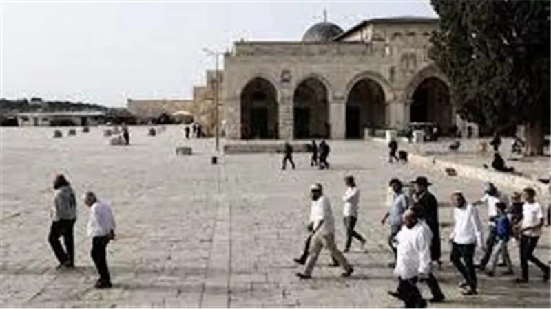 القوات الإسرائيلية وعشرات المستوطنين يقتحمون باحات المسجد الأقصى