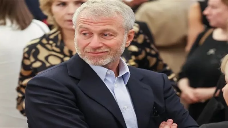 بريطانيا تجمد أصول مجموعة الصلب إيفراز لرومان أبراموفيتش