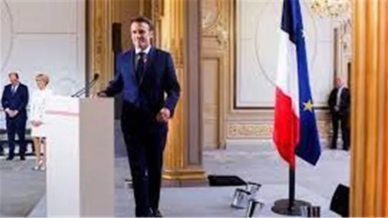 شاهد.. تنصيب إيمانويل ماكرون رئيسا لفرنسا لولاية ثانية في قصر الإليزيه