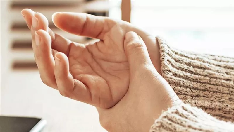 حالة الأصابع واليدين تحذر من أمراض القلب الخطيرة