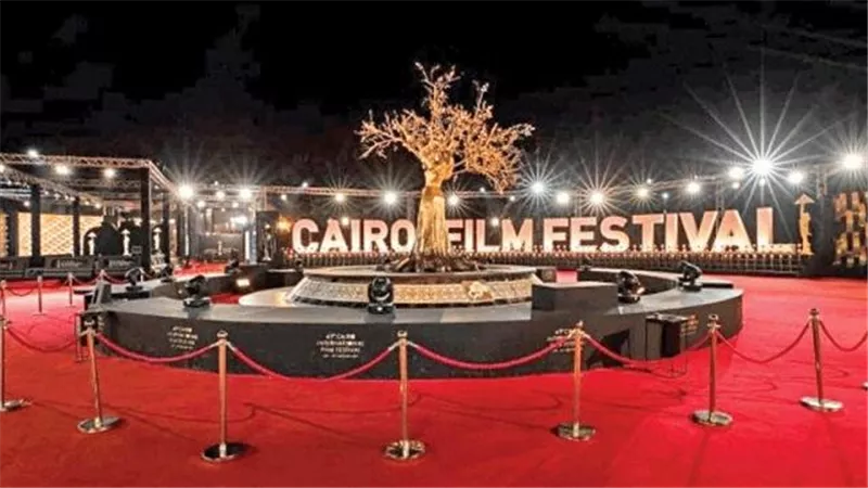 مهرجان القاهرة السينمائي يستهل افتتاحه بأغاني سمير صبري ويكرم المخرجة كاملة أبو ذكري