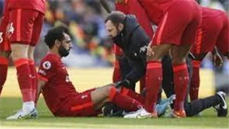 تقارير صحفية تكشف مدى خطورة إصابة صلاح بعد مغادرته ملعب نهائي كأس إنجلترا