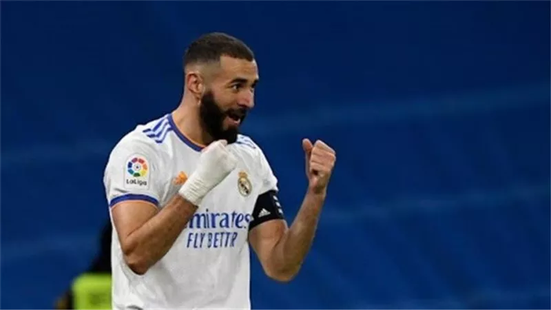 كريم بنزيما مهاجم ريال مدريد الإسباني يحصد جائزة أفضل لاعب فرنسي بالدوريات الأجنبية