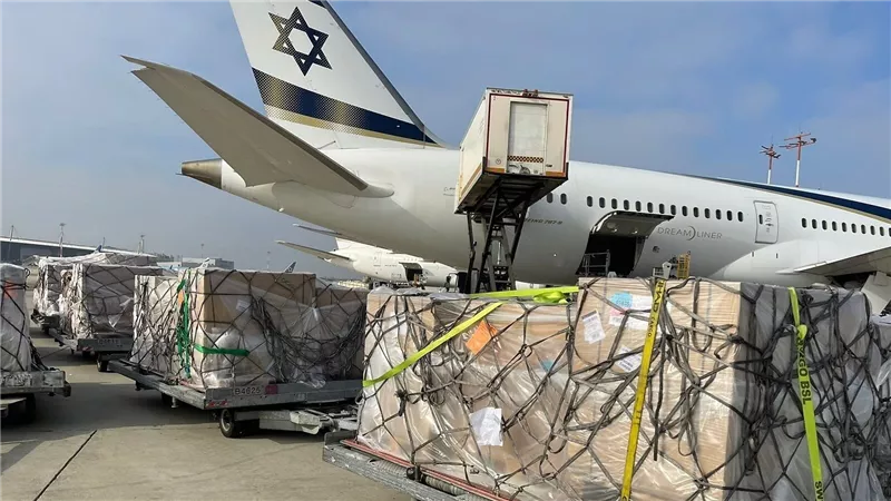 إسرائيل تُسلم خوذات وسترات للمنظمات المدنية في أوكرانيا