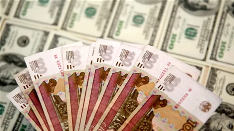الروبل إلى أعلى مستوى أمام الدولار واليورو في 5 أعوام