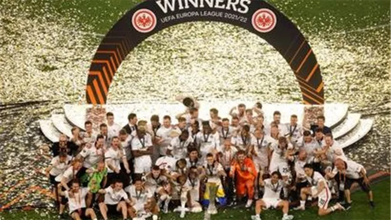 شاهد فيديو تتويج آينتراخت فرانكفورت بالدوري الأوروبي
