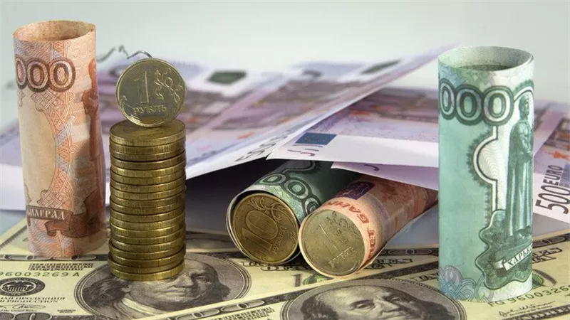 العملة الروسية تواصل تعزيز مواقعها أمام نظيرتيها الأوروبية والأمريكية