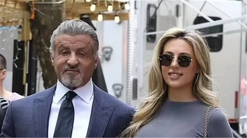 سالفستر ستالون يقضي وقت ممتع مع ابنته صوفيا في شوارع نيويورك