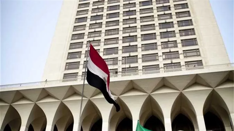 وزارة الخارجية تتابع حادث العثور على جثة مواطن مصري داخل سيارته