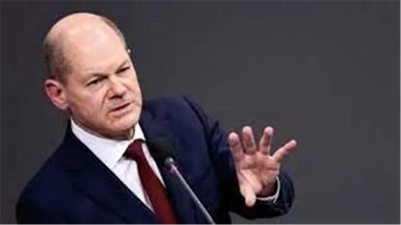 مؤرخ عسكري ألماني ينتقد تحذيرات المستشار الألماني من تصعيد الحرب الروسية في أوكرانيا