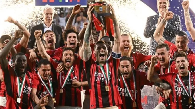  ميلان يتوج رسميا بطلا لمسابقة الدوري الإيطالي عقب فوزه الكبير على مضيفه ساسولو