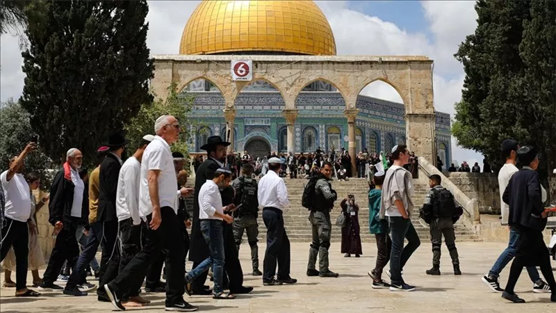 مستوطنون يقتحمون قرية شمال شرق القدس المحتلة