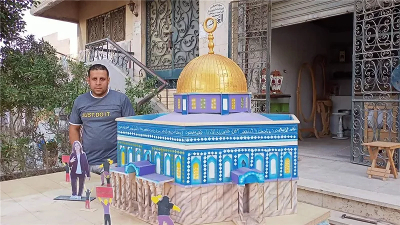 تعبيرًا عن حبه لهما.. شاب مصري ينحت مجسم خشبي لمسجد قبة الصخرة وشيرين أبو عاقلة