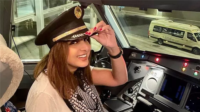 بالصور.. أنغام تطل من داخل قمرة قيادة إحدى الطائرات