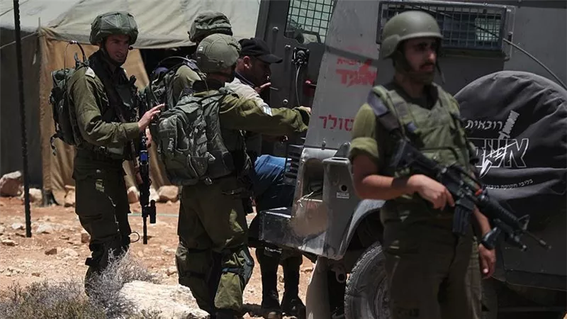 إسرائيل تعتقل 13 فلسطينيًا بالضفة الغربية