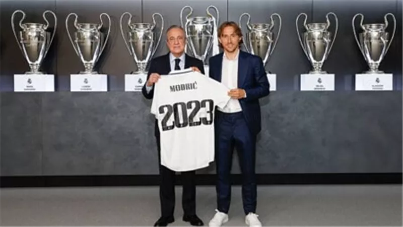 رسميًا.. تجديد عقد لوكا مودريتش مع ريال مدريد حتى 2023