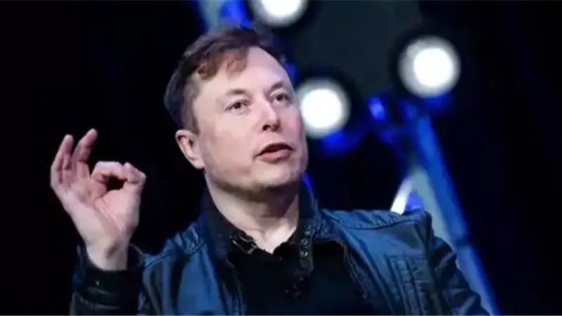 إيلون ماسك يقرر تقليص 10% من الوظائف في تسلا