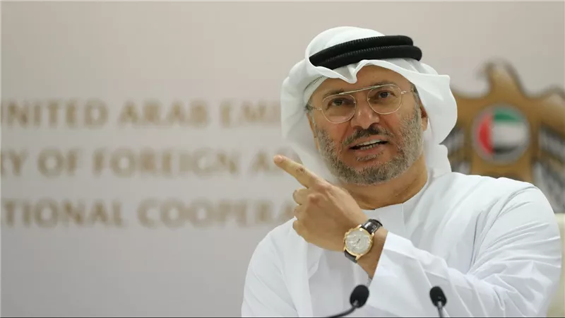 تعليق ناري من قرقاش على استقالة جونسون واغتيال شينزو آبي
