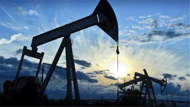 خبير يكشف عن أمر مهم حول سعر النفط الروسي