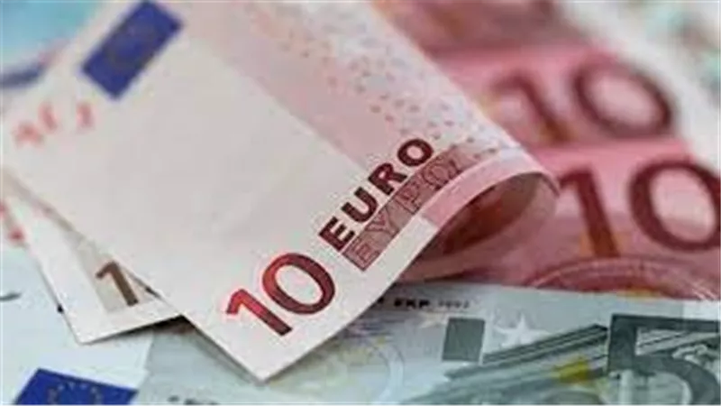  اليورو يسجل هبوطًا إلى مستوى منخفض جديد في 20 عاما أمام الدولار