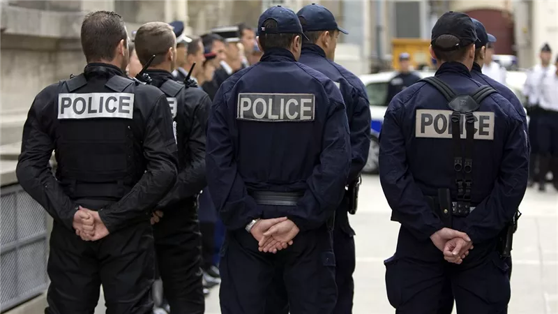 فرنسا.. 7 إصابات في حادث تحطم حافلة لاصطدامها بمحل تجاري في باريس