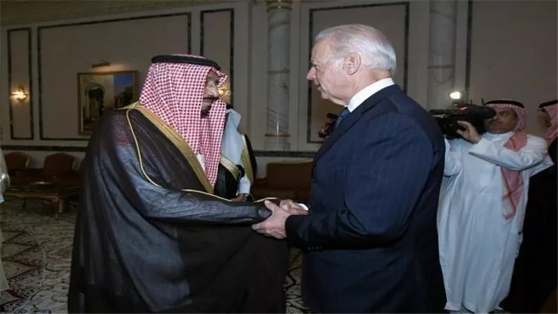 البيت الأبيض يُعلن عقد بايدن لمباحثات مع الملك سلمان وولي عهده في السعودية