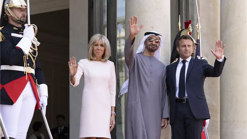 شاهد.. مراسم استقبال الرئيس الإماراتي في قصر ليزانفاليد الفرنسي