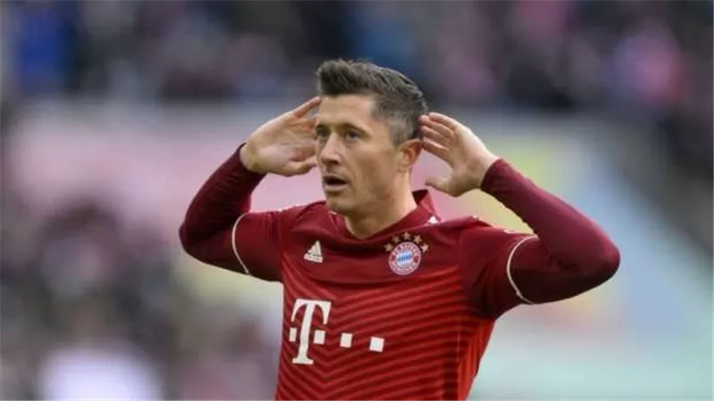 رسميًا.. برشلونة يعلن انضمام ليفاندوفسكي إلى صفوفه 