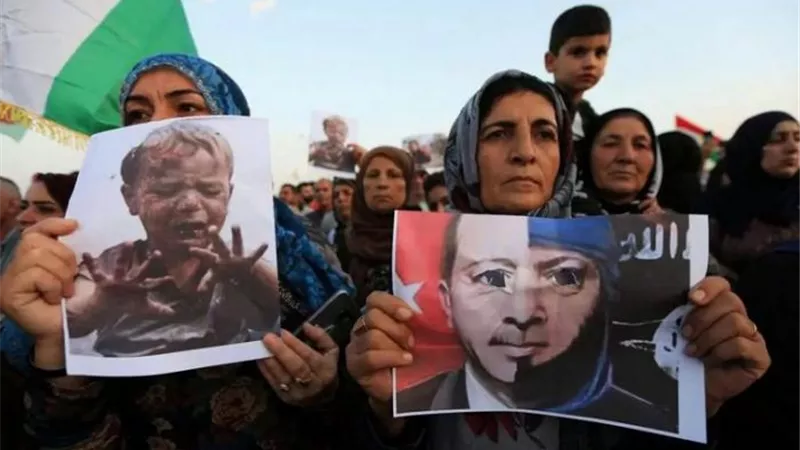 عراقيون يحاصرون القنصلية التركية في بغداد تنديدًا بالهجوم على منتجعًا سياحيًا
