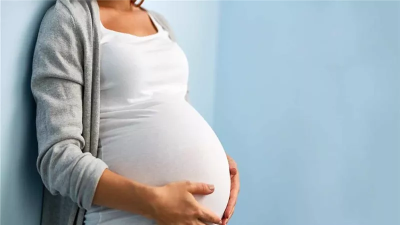 هل يؤثر عمر الزوج على فرص الإنجاب لدى الزوجة؟