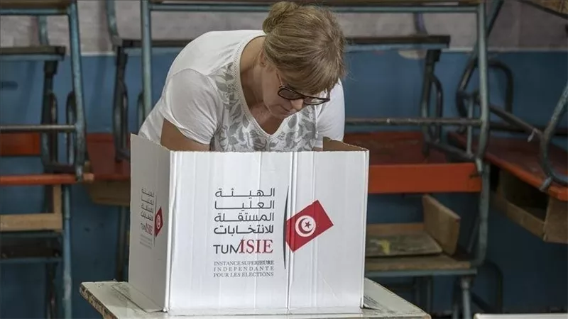 التونسيون يقترعون على دستورهم الجديد.. ومؤشرات: المسنين والكهول أبرز الحاضرين في المشهد