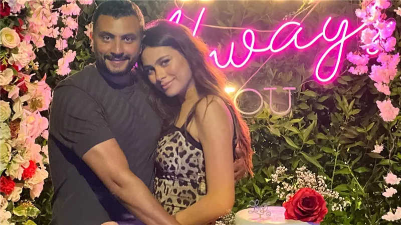 في الذكرى الأولى لزواجها.. الفنانة المصرية هاجر أحمد تنشر صورًا رومانسية بصحبة زوجها
