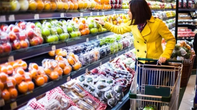 تقرير: ملايين الأمريكيين يلجأون للاقتراض والمدخرات لشراء الطعام