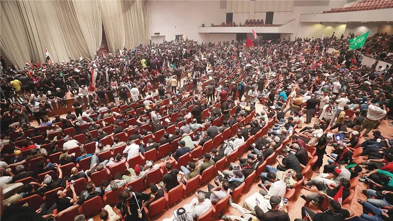 العراق.. الصدر يدعو المعتصمين من أنصاره إلى إخلاء البرلمان العراقي