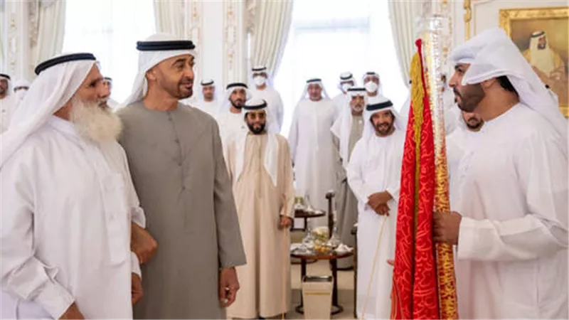 رئيس الإمارات يستقبل الفائز بلقب شاعر المليون