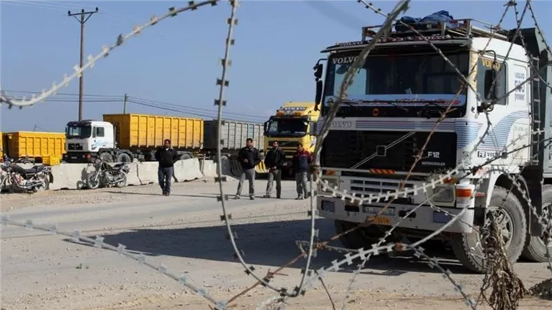 فلسطين.. شاحنات وقود تدخل قطاع غزة بعد فتح المعابر الحدودية