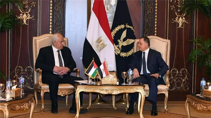 وزير الداخلية الفلسطيني يلتقي نظيره المصري ويبحثان التعاون المشترك